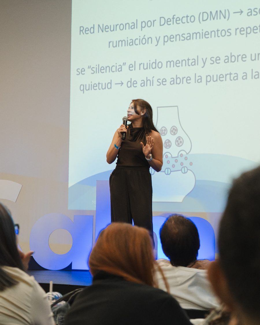 Dra. Juliana Canchica hablando sobre neurociencia y serotonina