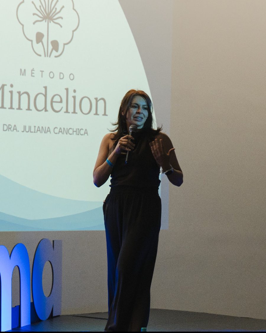 Dra. Juliana Canchica presentando frente al público