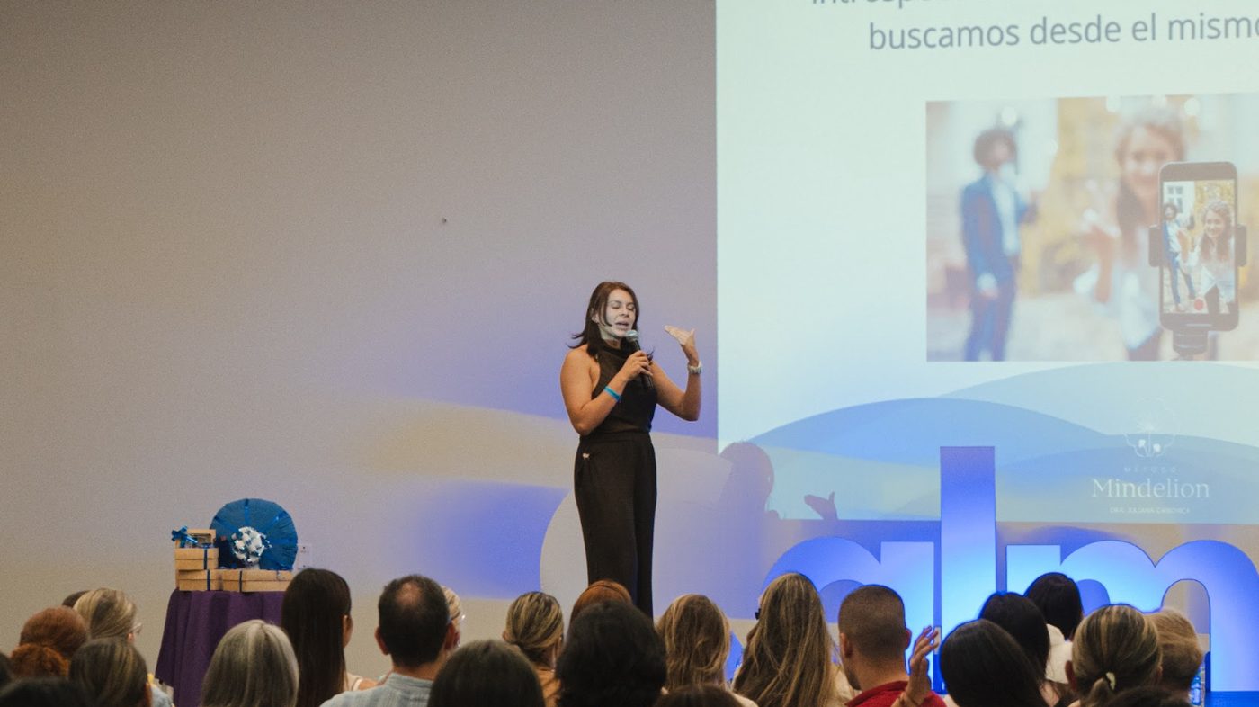 Dra. Juliana Canchica en el escenario de Calma, El Simposio de la Serenidad