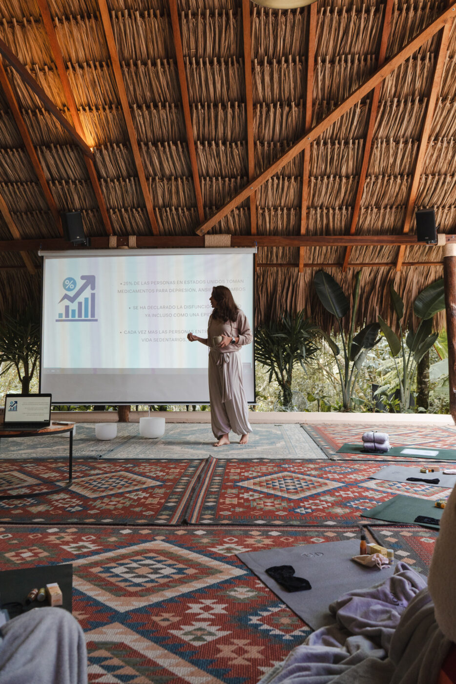 Dra. Juliana Canchica dando una charla corporativa sobre salud mental