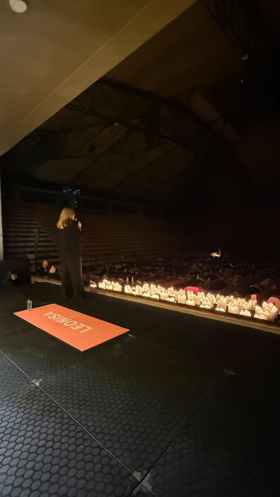 Charla de bienestar corporativo con meditación guiada por velas para Leonisa